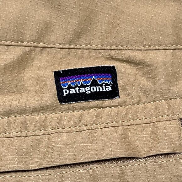 Patagonia Shorts Womens 12 Tan Beige Zip Snap Closure Hiking Lightweight Active - Picture 3 of 12